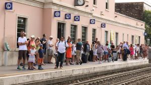 Treno soppresso, Boni cerca soluzioni