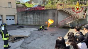 Vigili del fuoco in cattedra. Sono 160 gli studenti coinvolti nelle lezioni di sicurezza