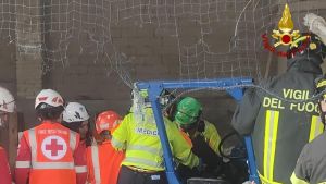 Paura per un agricoltore. Sbaglia la manovra col trattore e si schiaccia una gamba