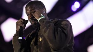 Otto personalità contro Kanye West: “Stop al concerto, potrebbero verificarsi disordini”