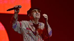 Luca Carboni, boato di applausi all’Unipol Arena: “Sono commosso, bellissimo tornare nella mia città” / Foto