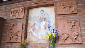 Il restauro dopo il vandalismo: è caccia ai profanatori di Ponte