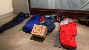 Sgombero Dal Negro, don Kirschner dorme sotto i portici coi migranti: «Serve un alloggio dignitoso»