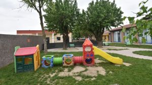 Arriva la multa fino a 300 euro a chi fuma e sputa davanti alle scuole