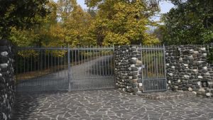 Villa presa d'assalto da quattro banditi: portano via la Vespa