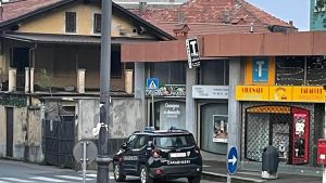 Cuorgnè, bimbo precipita dal balcone: è ricoverato in rianimazione