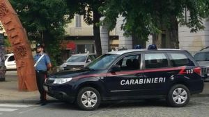 Castellamonte, lite per il parcheggio finisce a testate e morsi