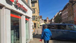 Umbau statt Umsatz: Was passiert aktuell bei der Sparkasse am Latschariplatz?