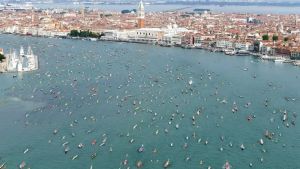 Vogalonga, iscrizioni chiuse in dieci giorni: i veneziani restano fuori, è polemica