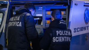 Uomo trovato morto in zona via dei Colli, sul corpo ferite da arma da taglio: si indaga per omicidio