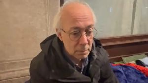 Don Kirschner dorme in strada coi migranti sgomberati: 