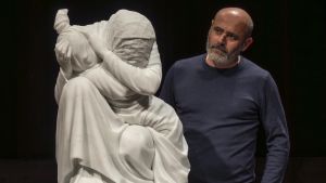 La foto-simbolo diventata marmo. Ma la nostra Pietà è smarrita