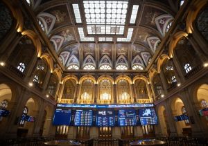 El IBEX 35 cae un 1% tras el nuevo choque entre Irán y EEUU