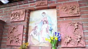 Il restauro dopo il vandalismo: è caccia ai profanatori dell’opera sacra