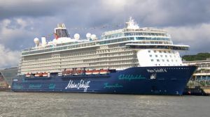 Mein Schiff 4 esce dallo stretto di Hormuz e fa rotta verso Trieste
