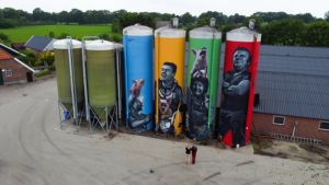 Een boerin, vijftig campers in de outback en tien gemeenten met metershoge kunst