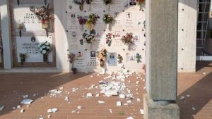 Mistero al cimitero, lastre dei loculi a pezzi: «Nessun sacrilegio»