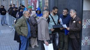 Cientos de inmigrantes con cita previa acuden a solicitar la regularización: 
