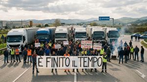 Protesta dei Tir, camionista investito e ucciso sull'A1 nel Casertano: manifestava