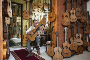 „Ich habe Musik gehasst“: Wie ein Ostberliner zum Gitarrensammler wurde