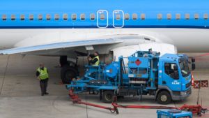 Vliegtuigbrandstof nu twee keer zo duur en de Europese voorraden slinken