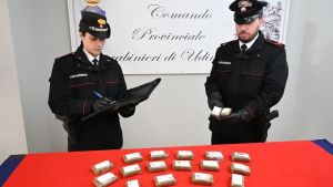 I carabinieri fermano un’auto per un controllo, sotto la ruota di scorta c’erano due chili di hashish: arrestate due persone