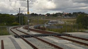 Det er ikke en mirakelløsning, men det virker: Parker bilen og få en letbanebillet