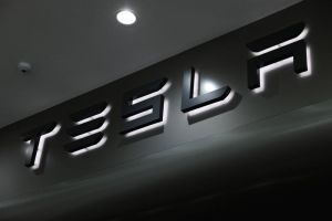 Energieopslag Tesla vangt klap op nu automarges dalen en kredieten wegebben