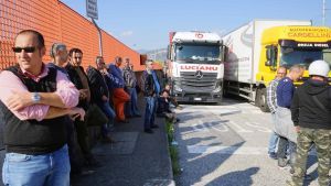 Sciopero degli autotrasportatori in Toscana, sospeso il fermo del 20 aprile