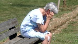 Gli anziani e lo spettro della povertà: redditi miseri, uno su tre rinuncia alle cure mediche