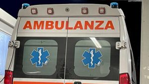 Ragazzo 20enne preso per la testa e accoltellato alla gola per strada: caccia all’aggressore