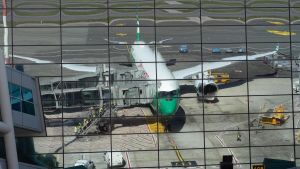 Carenza carburante per aerei, Bruxelles rassicura ma Hormuz resta una minaccia per l’Europa