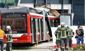 Voznika trolejbusa zadela kap: pešec umrl, sedem poškodovanih