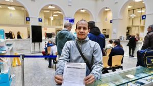 Alejandro Ramírez, ciudadano colombiano de 50 años, que busca con su regularización en Gijón poner fin a una etapa 