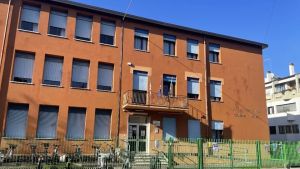 Sospesa la prof che ha tagliato una ciocca di capelli a due studentesse