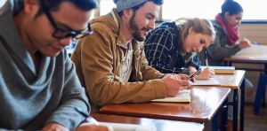 El móvil nos hace peores estudiantes, lo que nos lleva a refugiarnos más en él