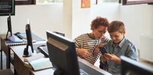 El móvil en el aula: estrategias que funcionan más allá de la prohibición