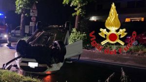Si ribalta con l’auto: va a casa tranquillo, lasciando la Ford ruote all’aria in mezzo alla strada