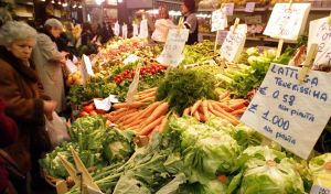 Caro carburante, boom del carrello della spesa. E arriva il rischio scaffali vuoti per acqua e bibite