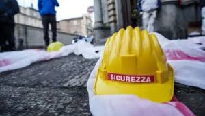 Simulano incidente stradale per nascondere infortunio sul lavoro: denunciato imprenditore di Napoli