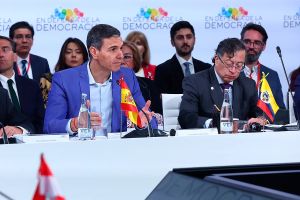 El icono Sánchez espera a Juanma Moreno Bonilla