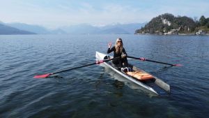In solitaria sul lago Maggiore: la sfida di Lara Barichella per sostenere la Pediatria di Varese