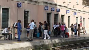 Treni, caos sui nuovi orari. “Pensiamo ai pendolari”
