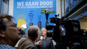 Nieuwe klimaatzaak tegen Shell moet voorkomen dat de wereld nog decennia aan fossiel vastzit, zegt Milieudefensie