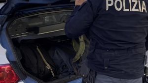 Agenti e carabinieri aggrediti. Tre poliziotti restano feriti. Spray urticante contro un cane