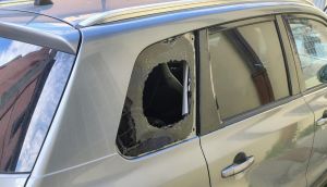 Livorno, danneggiate due auto vicino al municipio: vetri infranti