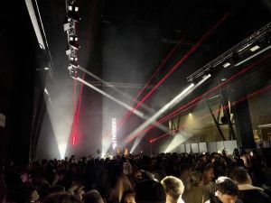 (POGLED) Ko fabrika utihne, začne igrati muzika in plešemo. Bomo v halah, kjer so stroji obstali, še kdaj delali?