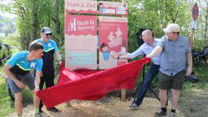 Kostenloses Fitnessstudio im Freien: Bleib-fit-Aktivweg mit vielen Gästen eröffnet