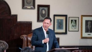 Parlare di concorrenza che manca più che di fascismo che avanza. I vuoti da colmare per opporsi allo spaventoso manifesto politico di Palantir