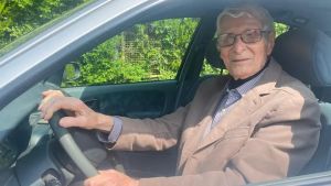Amedeo, cent’anni e ancora al volante. Il segreto? «Amici e una vita semplice»